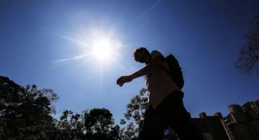 Pedestre caminha próximo ao Parque Augusta, na região da Consolação, durante período de onda de calor, em setembro de 2023. Foto: Werther Santana/Estadão / Estadão  