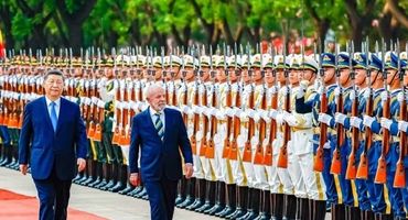 Lula e Xi Jinping realizaram uma reunião bilateral hoje em Pequim, onde assinaram cerca de 20 acordos de cooperação entre Brasil e China - (crédito: Ricardo Stuckert/PR)