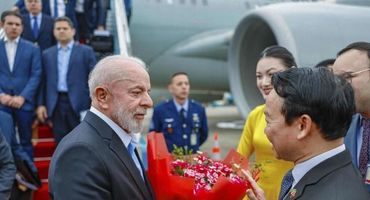 Ao chegar em Hanói, o presidente Lula foi recepcionado pelo ministro da Agricultura vietnamita, Do Duc Duy. - (crédito: Ricardo Stucker /PR)
