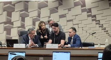 O influenciador Rico Melquíades joga 'tigrinho' na CPI das Bets Foto: Vinicius Valfré / Estadão