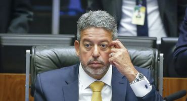 Cada dia mais isolado, Lira busca JHC desesperadamente.webp