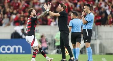 Léo Pereira comemora com Filipe Luís gol que garantiu a classificação do Flamengo às oitavas da Libertadores  • Gilvan de Souza/Flamengo