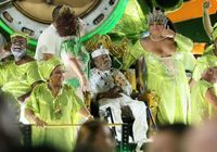 Arlindo Cruz, Péricles e Regina Casé no desfile do Império Serrano — Foto: Daniel Pinheiro/AgNews