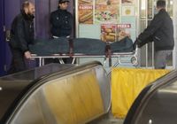 Funcionários removem corpo de mulher morta depois que seu cachecol e cabelo ficaram presos em escada rolante em metrô de Montreal, Canadá (30/1)