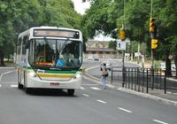 Ônibus em rua de Porto Alegre: as empresas estão descontando os dias parados do salário dos rodoviários