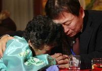 Irmãos que vivem separados se despedem após encontro entre familiares separados pela guerra das Coreias promovido pelos governos das Coreias do Norte e do Sul