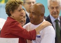  Aluno recebe diploma das mãos da presidente Dilma Rousseff durante formatura do Pronatec