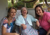 Na foto, Dona Olga Gums, a pessoa mais idosa com síndrome de Down do país, ao lado das sobrinhas-netas Pollyana Hoffmamm Gums (de rosa) e Ana Paula Hoffmamm