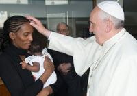 Sudanesa é recebida pelo papa Francisco 