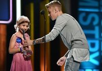 Grace Kesablak, da fundação Make a Wish, entrega prêmio a Justin Bieber neste domingo (27) durante a cerimônia do Young Hollywood Awards, em Los Angeles, EUA