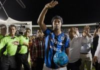 Ronaldinho saúda fãs ao ser apresentado pelo clube mexicano Querétaro no estádio La Corregidora. 12/09/2014