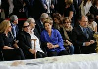 Dilma ao lado da viúva Maria Leonora durante o velório 
