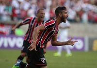 Boschilia anota o gol da vitória do São Paulo contra o Santos