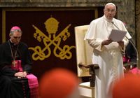 Papa Francisco fala durante uma audiência para cumprimentos de Natal à Cúria no hall Clementina