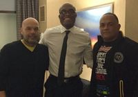 Anderson Silva com o agente Ed Soares (esq.) e o treinador de boxe Luiz Dórea (dir.), antes do UFC 183 
