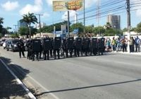 Parte da Avenida Fernandes Lima ficou interditada devido aos protestos realizados nesta sexta-feira