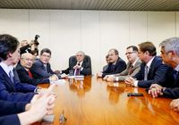 O vice-presidente Temer, na cabeceira, com senadores e ministros, em outra reunião sobre o ajuste
