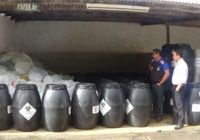 Slum vistoria o armazenamento de resíduos em unidade hospitalar: lixo infectante fora das bombonas. Foto: Departamento de Fiscalização/Slum