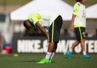 Neymar sentiu dores no joelho durante o treino desta quarta
