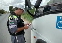 Diretor de Operações de Transportes e Táxi, Zenildo Filho, vistoria documentação do condutor