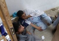 Pessoas são vistas em hospital dos Médicos Sem Fronteiras em Kunduz, no Afeganistão, logo após bombardeio atingir o local neste sábado
