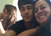 Neymar com a mãe Nadine e a irmã Rafaella