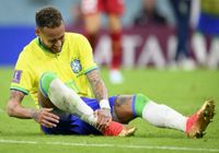 Neymar sofreu entorse no tornozelo direito (Foto: Laurent Gillieron/EFE)