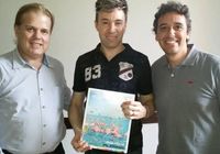 O escritor Thiago de Menezes entre o vereador Carlinhos Sartori e o Secretário de Cultura e Turismo de Itapira, Marcelo Iamarino.