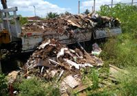 Condutor de caminhão tentava descartar barro, plástico e madeira em um terreno na Avenida Menino Marcelo, na Via Expressa. Foto: Fiscalização Slum